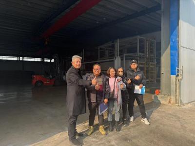 Welcome Vietnamese friends to come to the company to visit and exchange